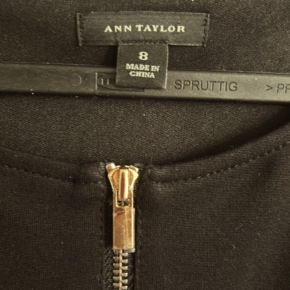 Ann Taylor Excellent Black Sleeveless Gold Full Front Zipper Dress...Size: 8. - Picture 4 of 7